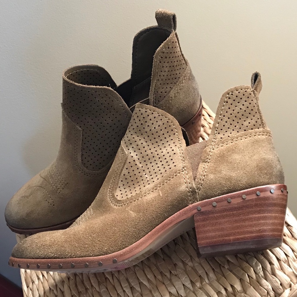 Vince Camuto suede bootie NWT Sz. 5.5